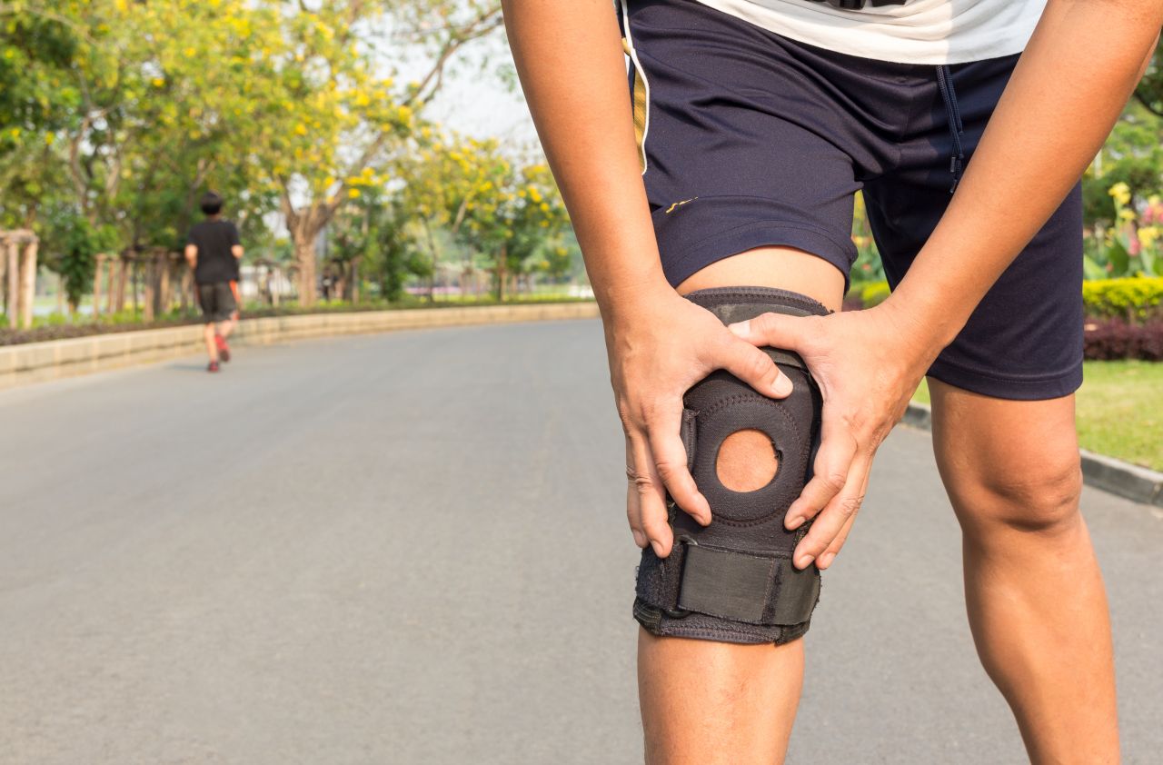 Ból kolana po wysiłku sportowym – co może oznaczać i jak go zniwelować?