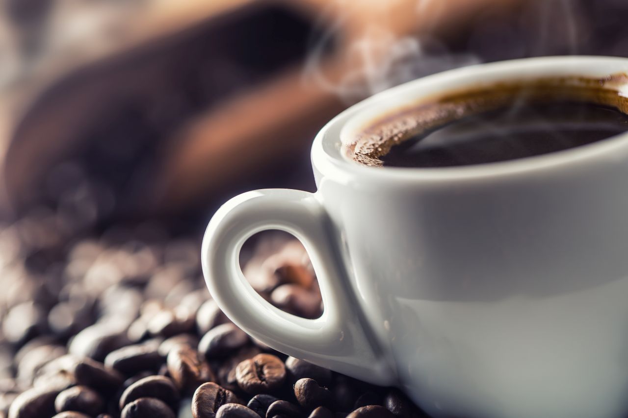 Kawa – jakie elementy przyczyniają się do jej aromatu i smaku