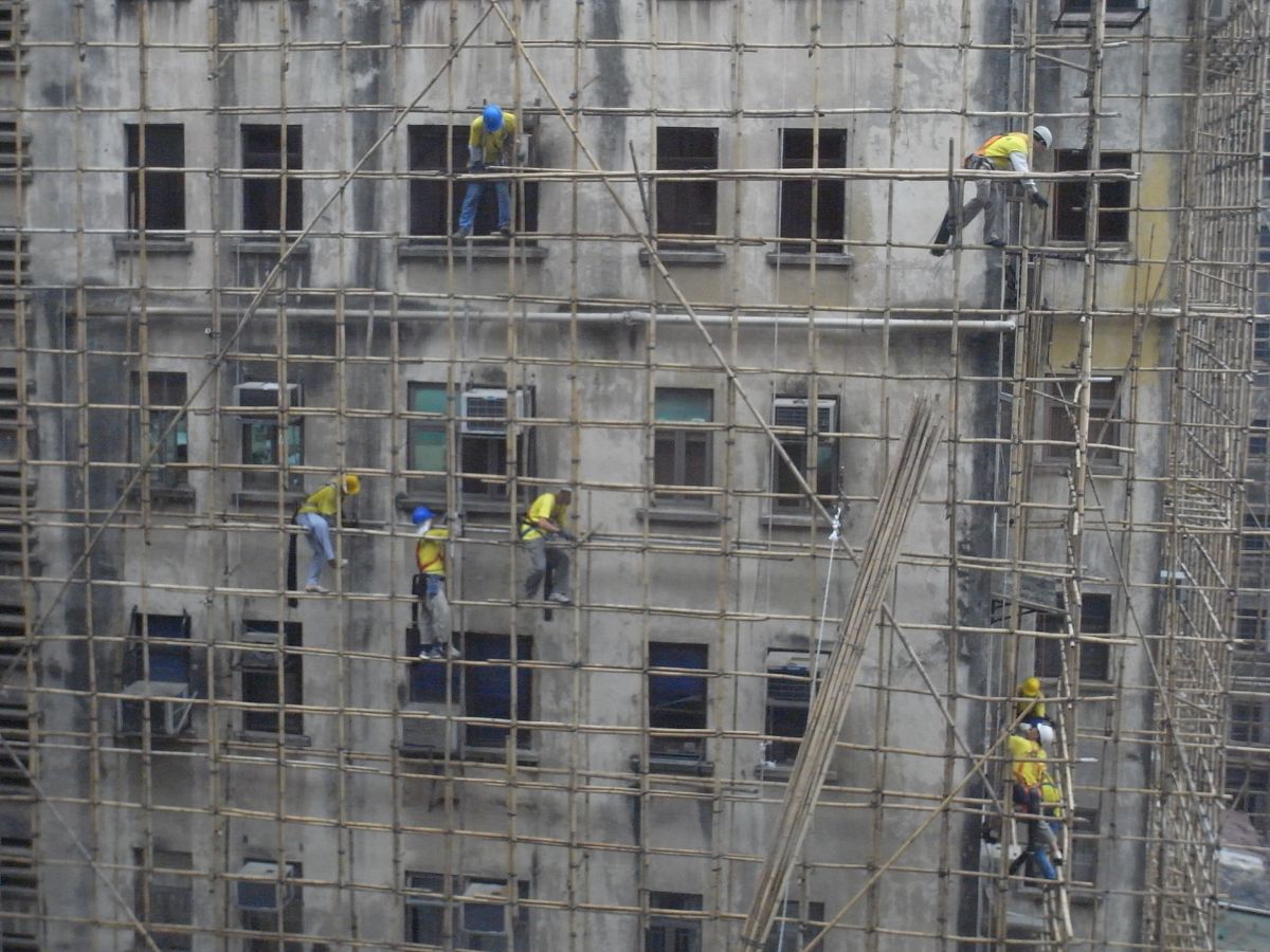 Prace budowlane i remontowe – jakie wyposażenie zagwarantuje pracownikom większe bezpieczeństwo?