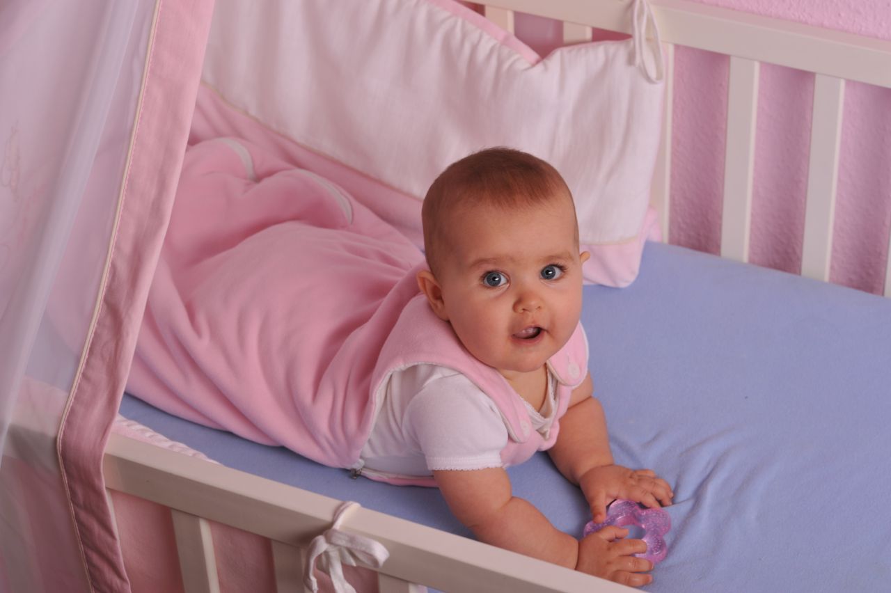 Z jakich materiałów powinny być wykonane akcesoria do spania dla noworodków?