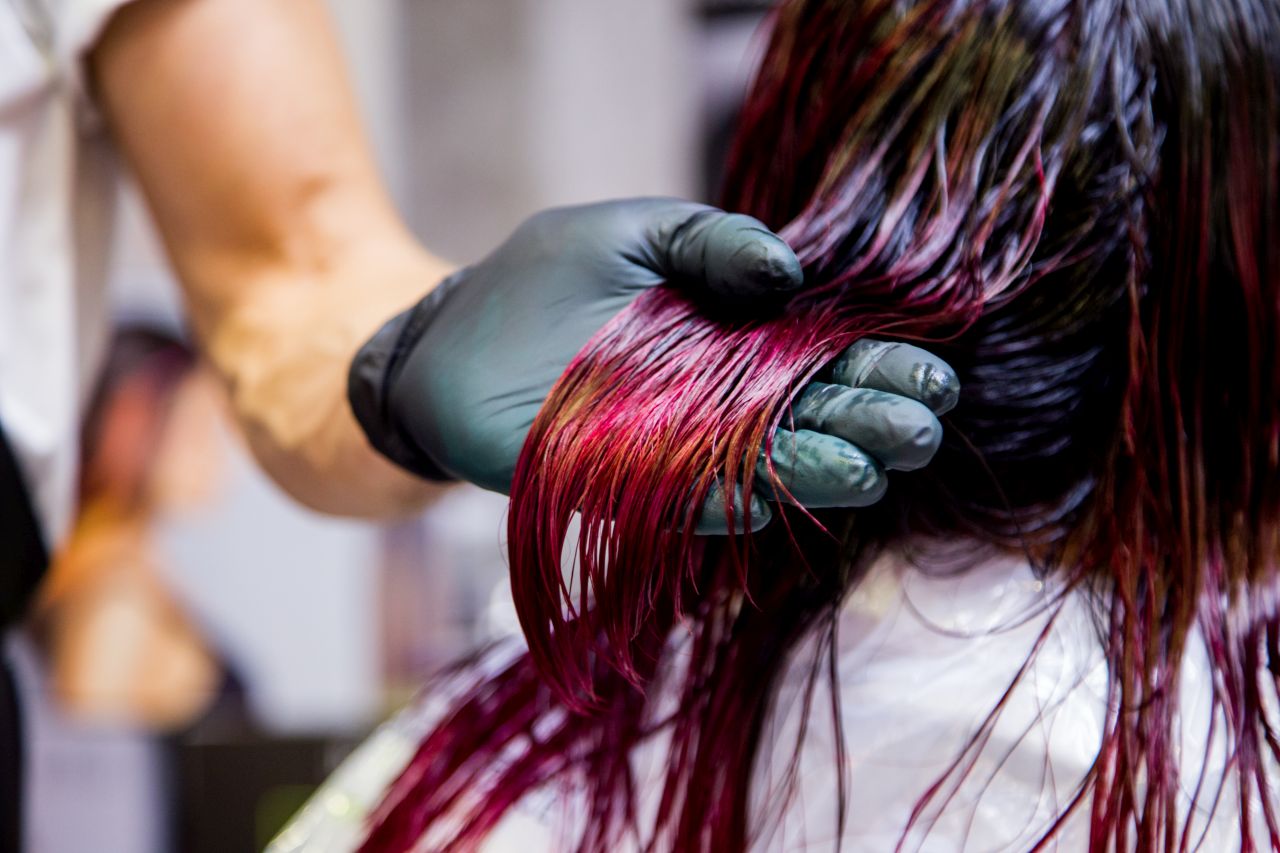 Farbowanie włosów w domowym zaciszu – jak to zrobić?