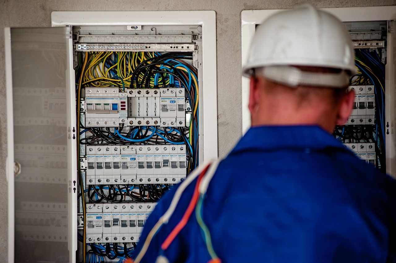 Elektryka w zakładach produkcyjnych – jakie instalacje warto w nich zamontować?