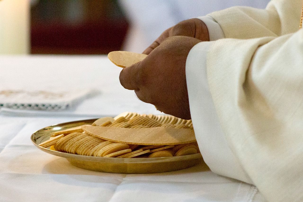 Co jest potrzebne do odprawienia mszy – jakich narzędzi liturgicznych używają księża?