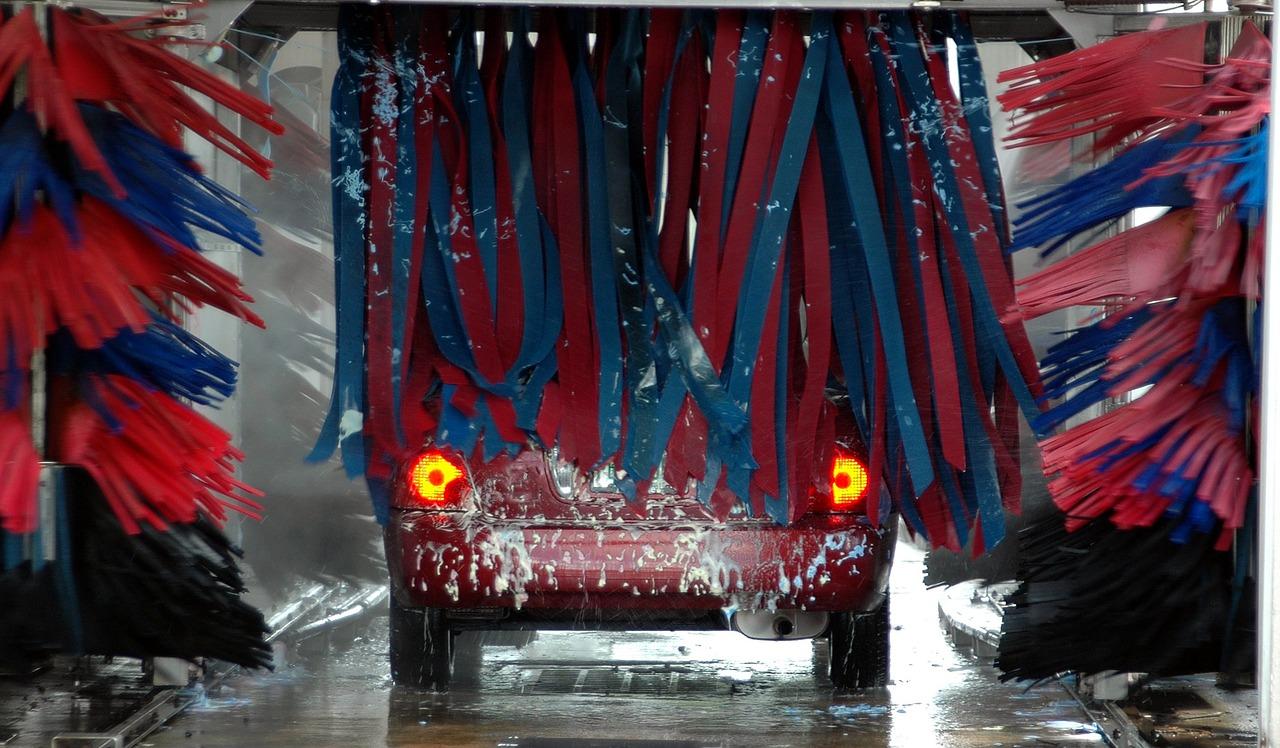 Rodzaje myjni samochodowych i realizowane przez nie działania