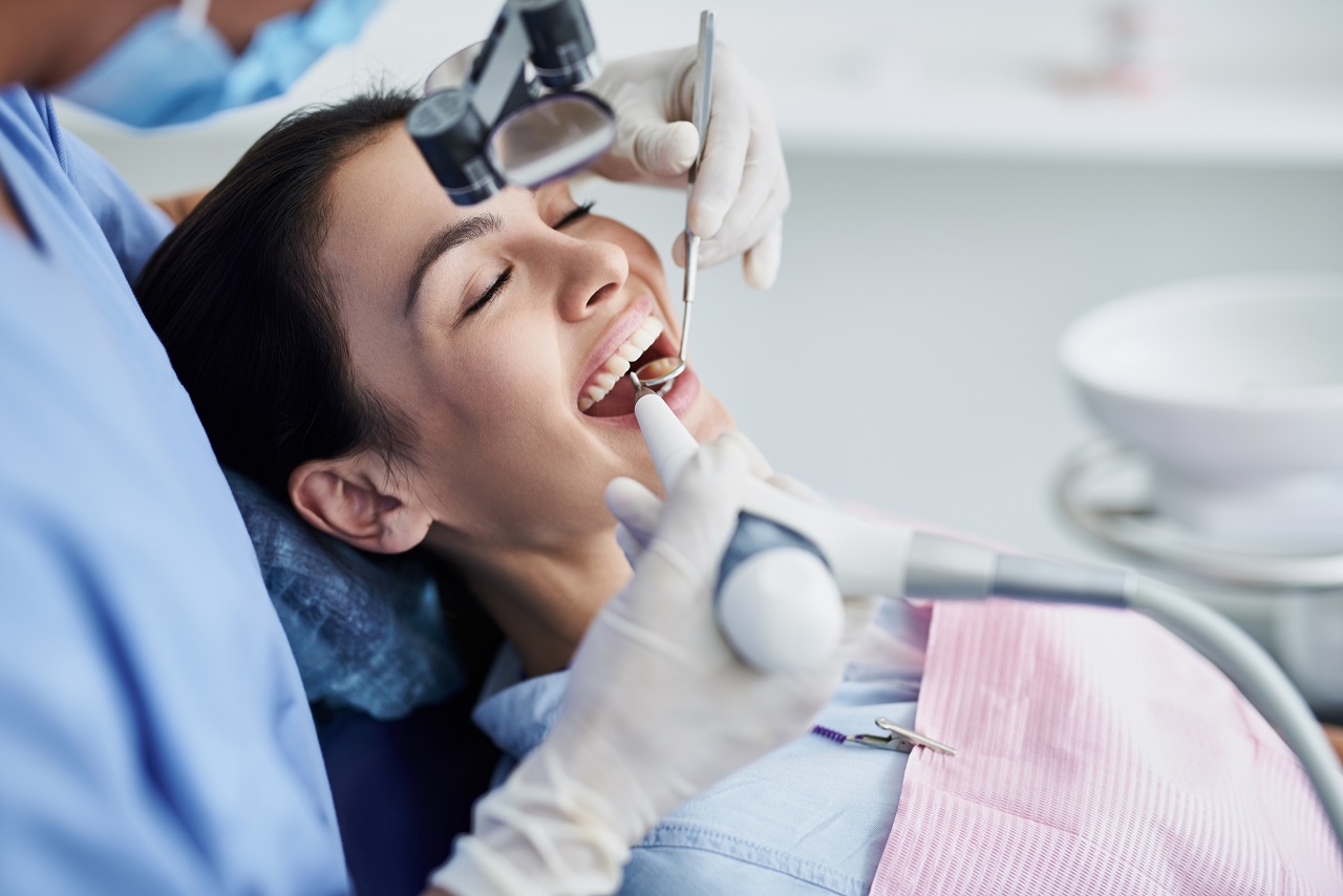 Dlaczego warto regularnie odwiedzać stomatologa?