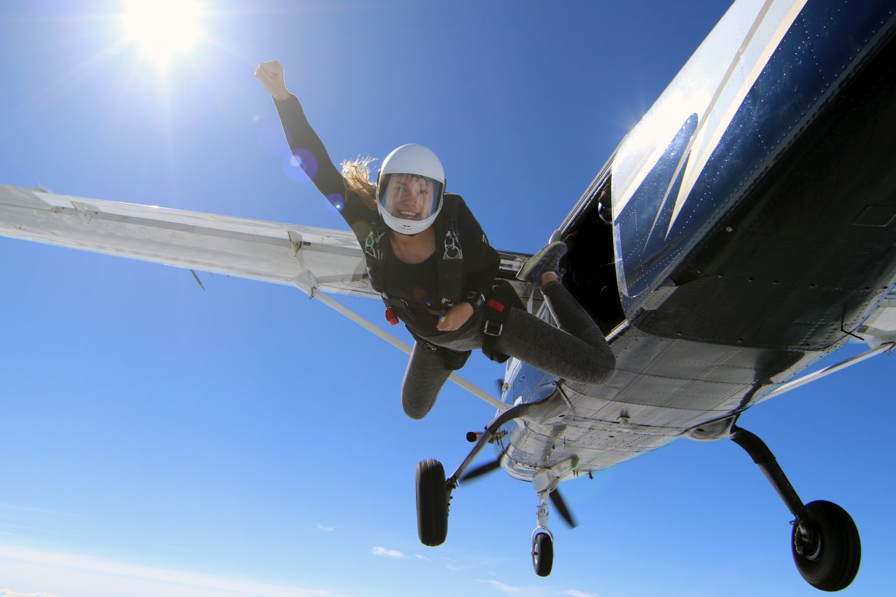 Zasady bezpieczeństwa podczas wykonywania skoku ze spadochronem